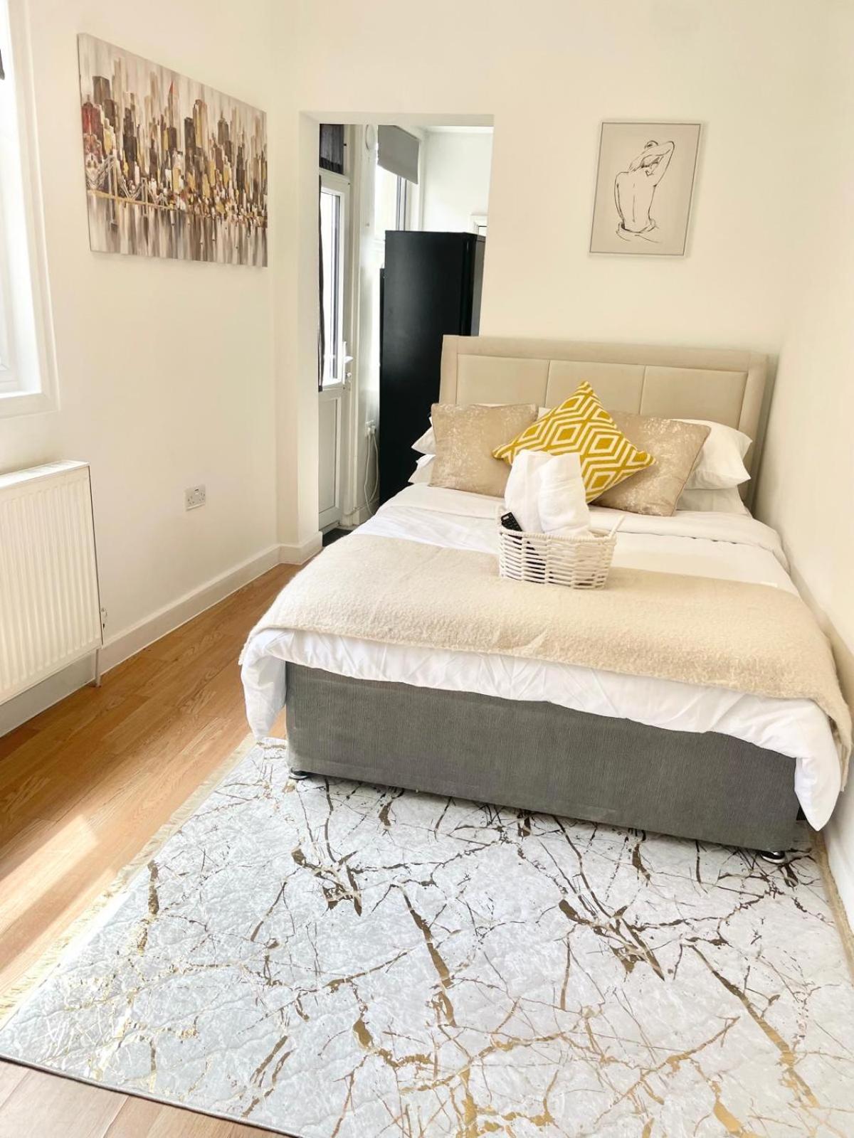 Flat With Private Patio In Stratford Londra